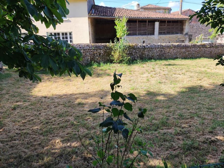 Maison De Campagne, Bulle De Verdure Montbron Exterior foto